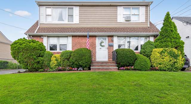 Photo of 32 Roosevelt Ct, Westbury, NY 11590