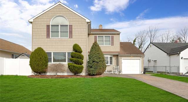 Photo of 518 Farmranch Rd E, Bethpage, NY 11714