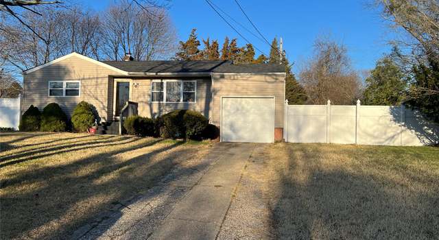 Photo of 907 Americus Ave, East Patchogue, NY 11772