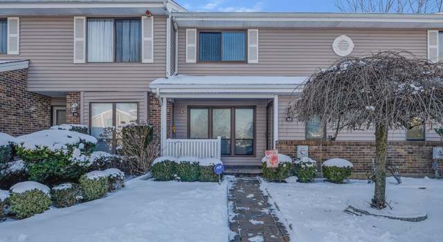 Photo of 42 W Pond Ct, Smithtown, NY 11787