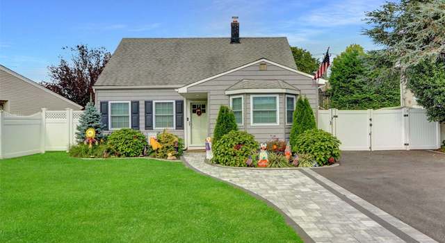 Photo of 229 Old Farm Rd, Levittown, NY 11756