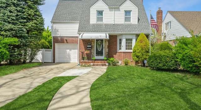Photo of 1645 Hillside Ct, New Hyde Park, NY 11040