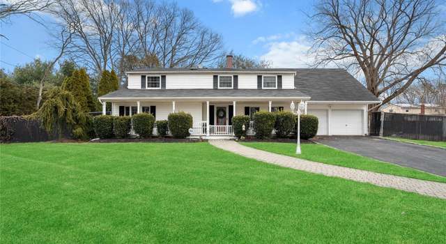 Photo of 11 Faculty Ln, Farmingville, NY 11738