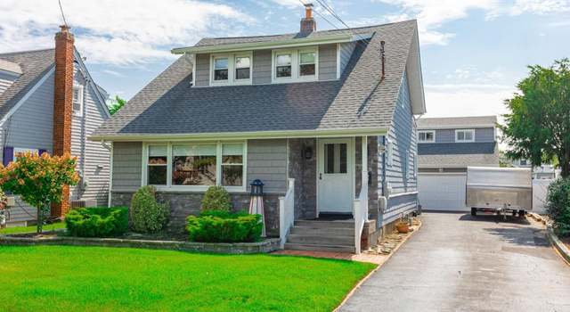 Photo of 12 S Bay Ave, Amityville, NY 11701