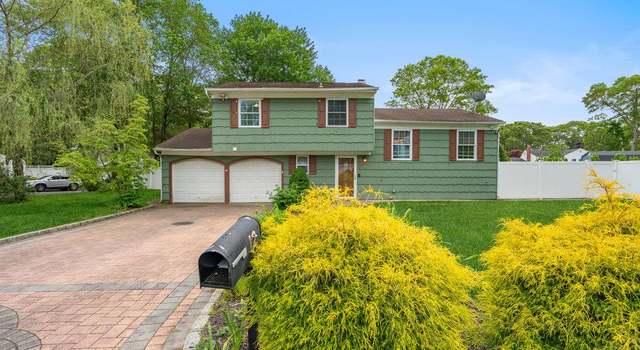Photo of 12 Pleasant Pl, Farmingville, NY 11738