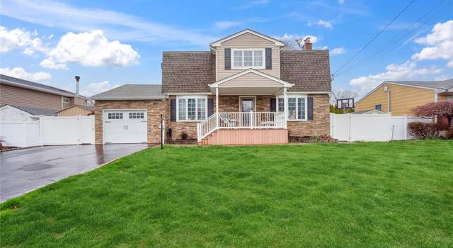 Photo of 75 Moody Ave, Islip, NY 11751