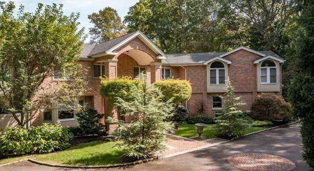 Photo of 18 Spinning Wheel Ln, Dix Hills, NY 11746