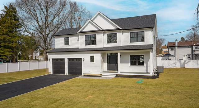 Photo of 47 Rotterdam St, Huntington, NY 11743