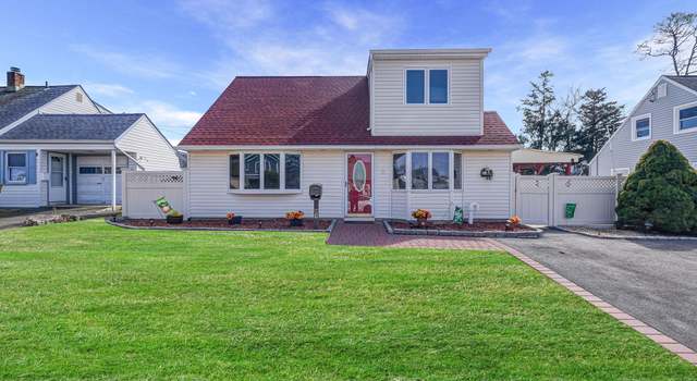 Photo of 21 Aldin Ln, Levittown, NY 11756
