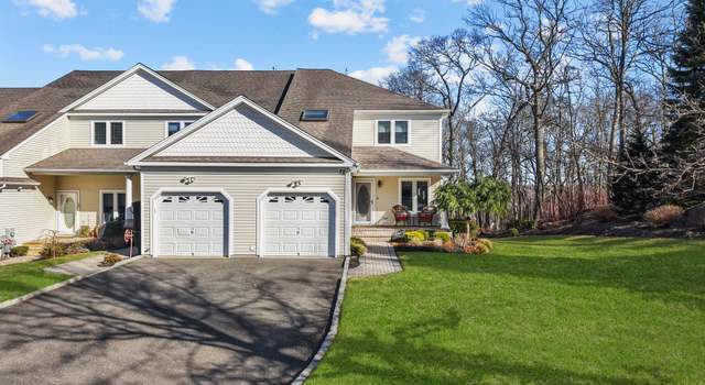 Photo of 22 Lindbergh Cir, Huntington, NY 11743