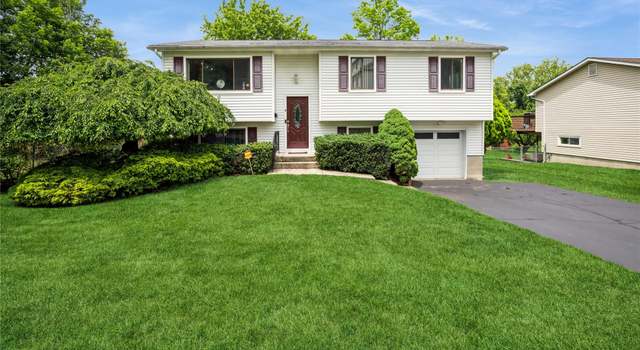 Photo of 6 Rowan Dr, Garnerville, NY 10923