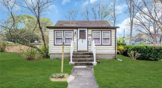 Photo of 88 Washburn St, Lake Grove, NY 11755