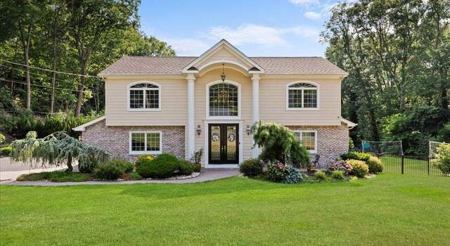 Photo of 2 Susan Ln, Dix Hills, NY 11746