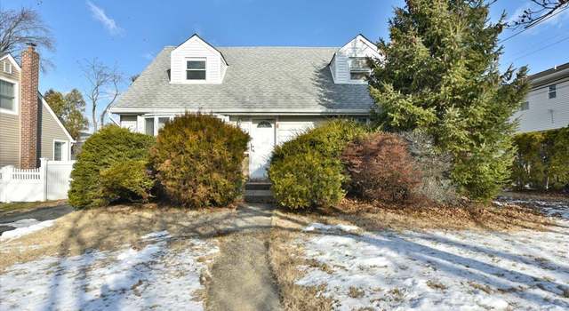 Photo of 4 Kemp Ln, New Hyde Park, NY 11040