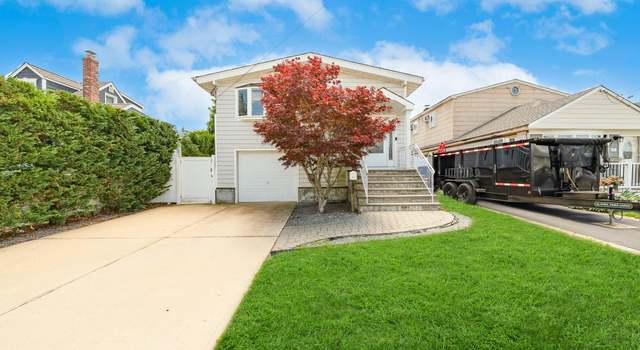 Photo of 15 W Granada Ave, Lindenhurst, NY 11757