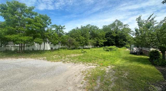 Photo of 553 North Country Rd, Saint James, NY 11780