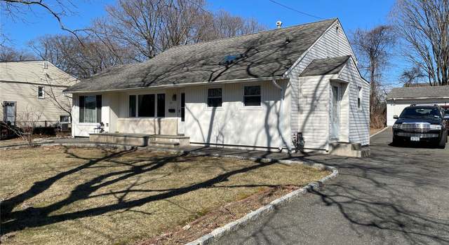 Photo of 29 Farragut Ave, Bay Shore, NY 11706