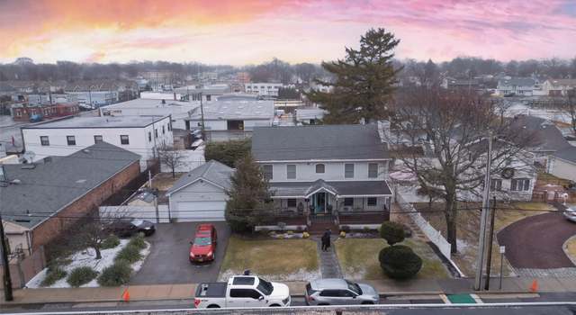 Photo of 616 Pecan St, Lindenhurst, NY 11757