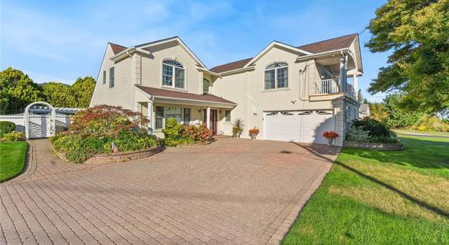 Photo of 15 Cedar Point Dr, West Islip, NY 11795