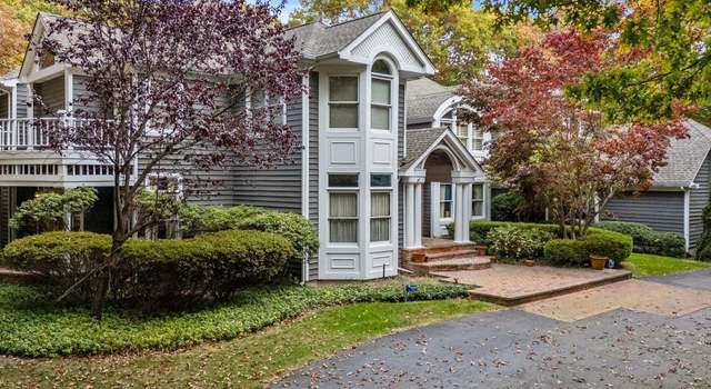 Photo of 10 E Gate Ln, Setauket, NY 11733