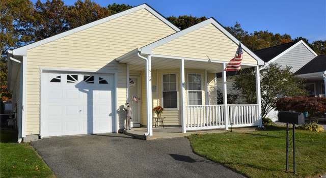 Photo of 5112 Village Cir #5112, Manorville, NY 11949