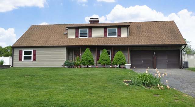 Photo of 22 Honeysuckle Ln, Holtsville, NY 11742