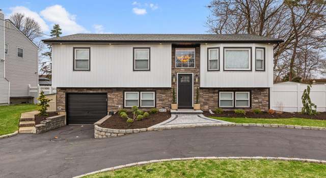 Photo of 682 Carlls Path, Deer Park, NY 11729
