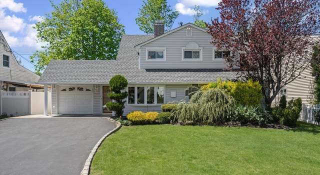 Photo of 34 Blackbird Ln, Levittown, NY 11756