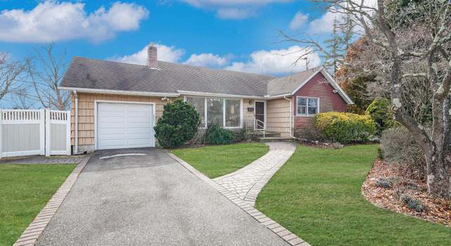 Photo of 36 Pearl St, Deer Park, NY 11729