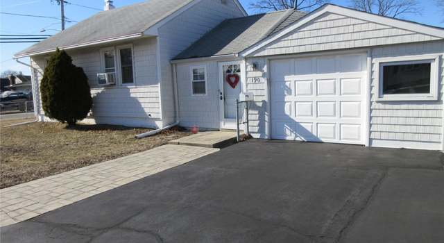 Photo of 190 John St E, Lindenhurst, NY 11757