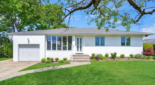 Photo of 214 Central Park Rd, Plainview, NY 11803
