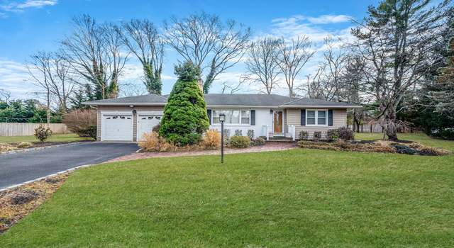 Photo of 2 Daisy Ln, Smithtown, NY 11787