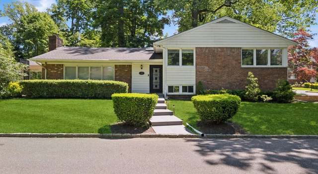 Photo of 18 Woodcrest Rd, Kings Point, NY 11024