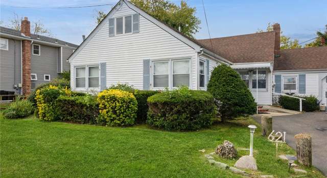 Photo of 621 S 9th St, Lindenhurst, NY 11757