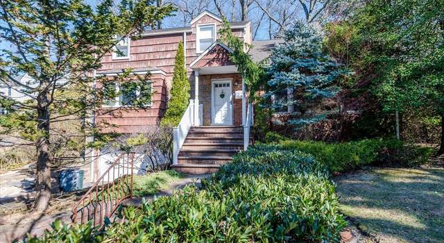Photo of 18 Bayberry Rdg, Roslyn, NY 11576