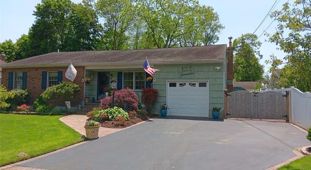 Photo of 56 5th St, West Sayville, NY 11796