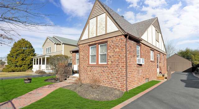 Photo of 9 2nd Ave, East Islip, NY 11730