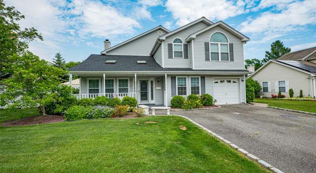 Photo of 139 Paris Ct, West Islip, NY 11795