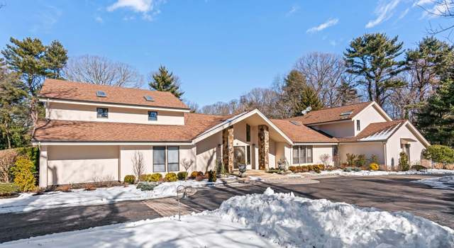 Photo of 4 Paddock Ct, Brookville, NY 11545