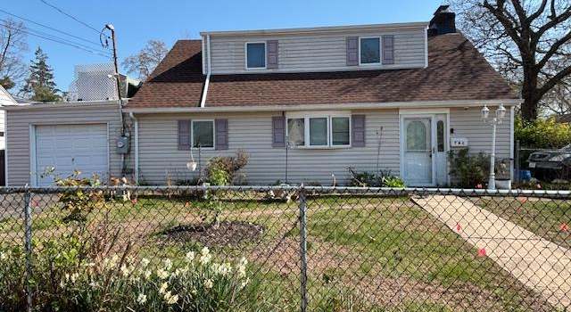 Photo of 2 Copiague Pl, Copiague, NY 11726