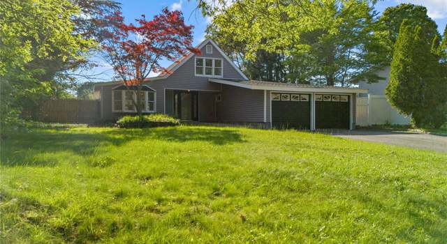 Photo of 28 Snowberry Ln, Islandia, NY 11749