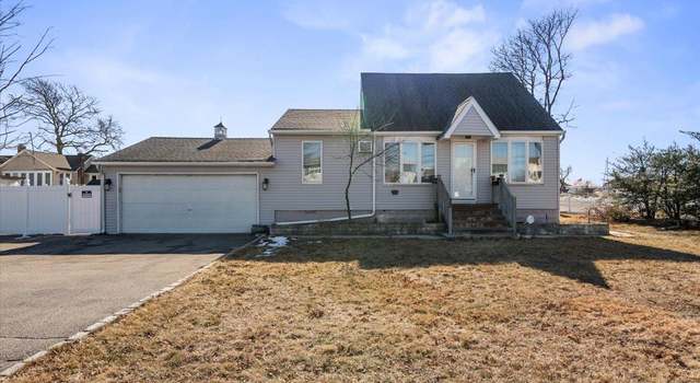 Photo of 32 George Brown Plz, Amity Harbor, NY 11701
