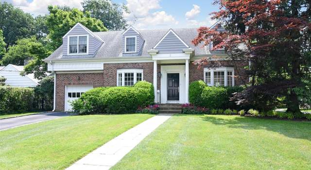 Photo of 2 Hazen St, Pelham, NY 10803