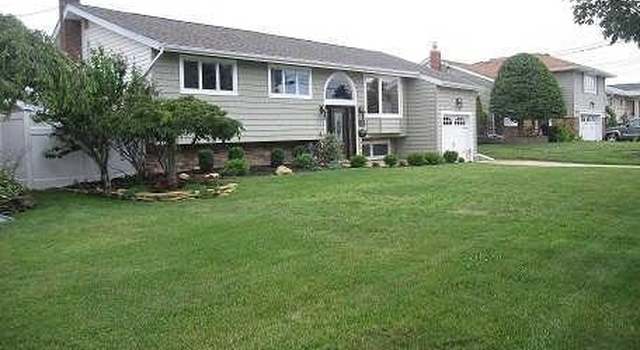 Photo of 33 W Brewster Rd, Massapequa, NY 11758