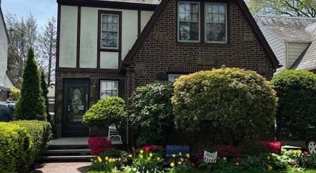 Photo of 236 Crocus Ave, Floral Park, NY 11001