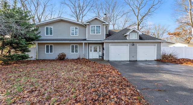 Photo of 19 Horseshoe Ln, Commack, NY 11725