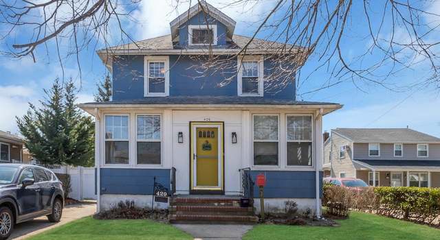 Photo of 429 Oak St, Bellmore, NY 11710