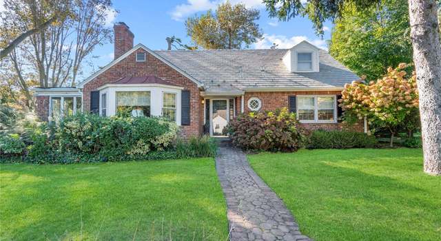 Photo of 25 Glenwood Ln, East Hills, NY 11577