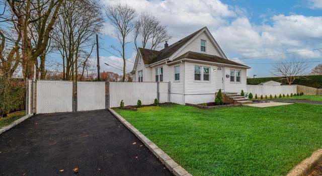 Property at 224 E Roslyn St E, Islip Terrace, NY 11752, 3 beds, 2 baths