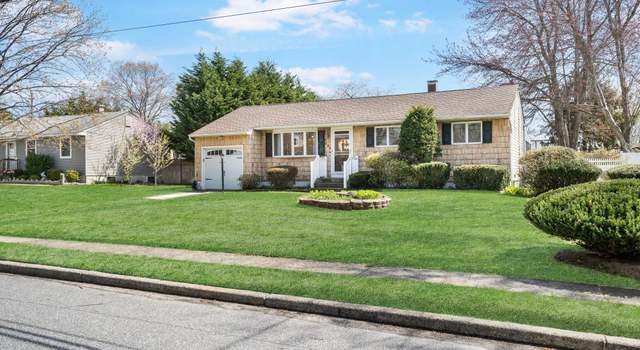 Photo of 329 Raft Ave, Holbrook, NY 11741